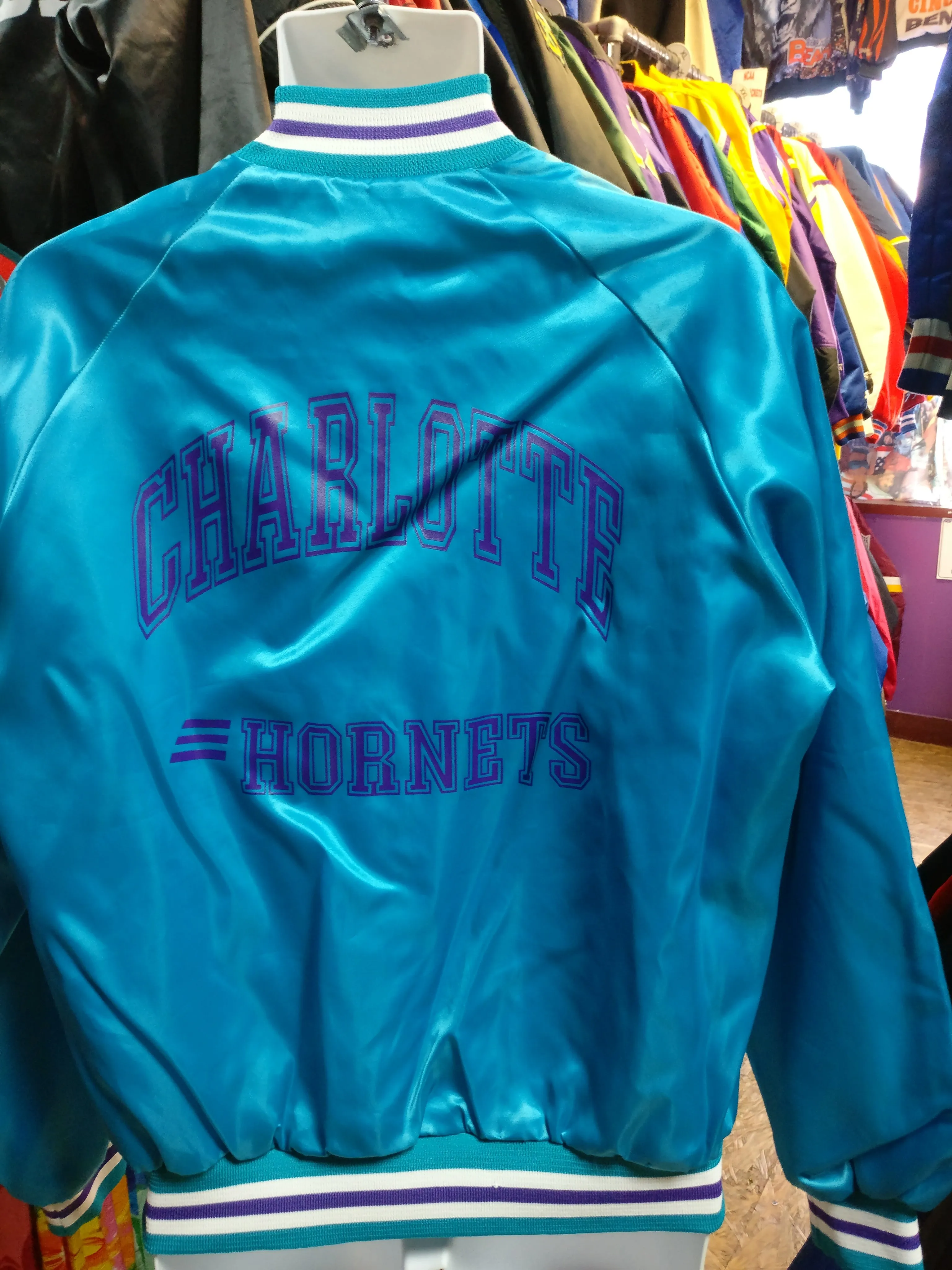 Vintage 80s CHARLOTTE HORNETS NBA Back Print Chalk Line Nylon Jacket L